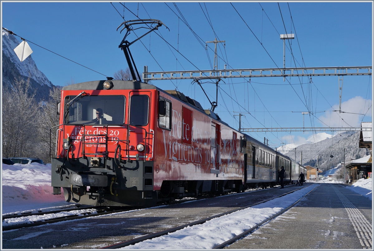 Die GDe 4/4 6005 mit dem  Belle-Epoque  Zug in Saaen. Da die  Belle-Epoque Wagen auf automatischen Kupplung und den Einsatz zwischen den Alpina-Triebwagen umgebaut werden, war in diesen Zug nur ein  Belle-Epoque  Wagen eingereiht.
2. Feb. 2018