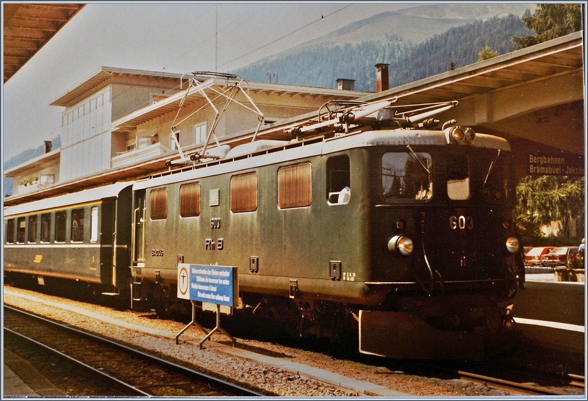 Die Ge 4/4 I 603 mit dem Schnellzug 44 nach Landquart kurz vor der Abfahrt in Davos Platz. 
20. Aug. 1984
