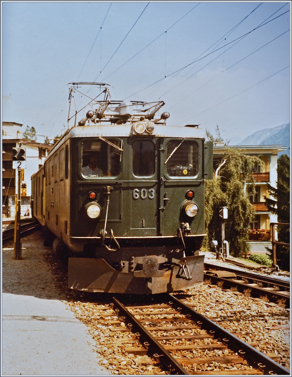 Die Ge 4/4 I  erreicht mit ihrem Schnellzug 45 Davos Platz.
20. Aug. 1984