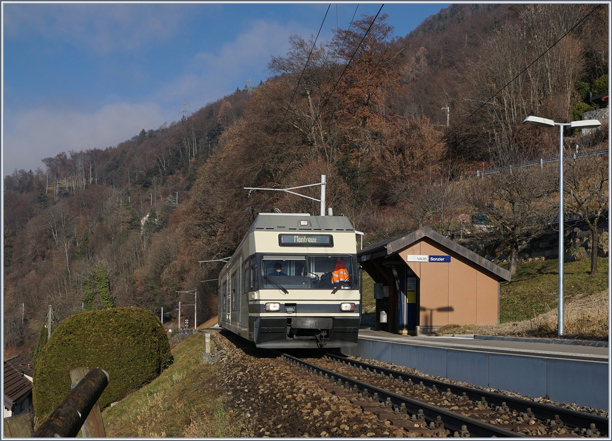 Die Haltestelle Sonzier ist für etliche Nahverkehrszug ab Montreux End- und Wende-Station. Hier hat ein CEV MVR GTW Be 2/6 den Halt erreicht und wird nach kurzer Zeit nach Montreux zurück fahren.
28. Dez. 2016