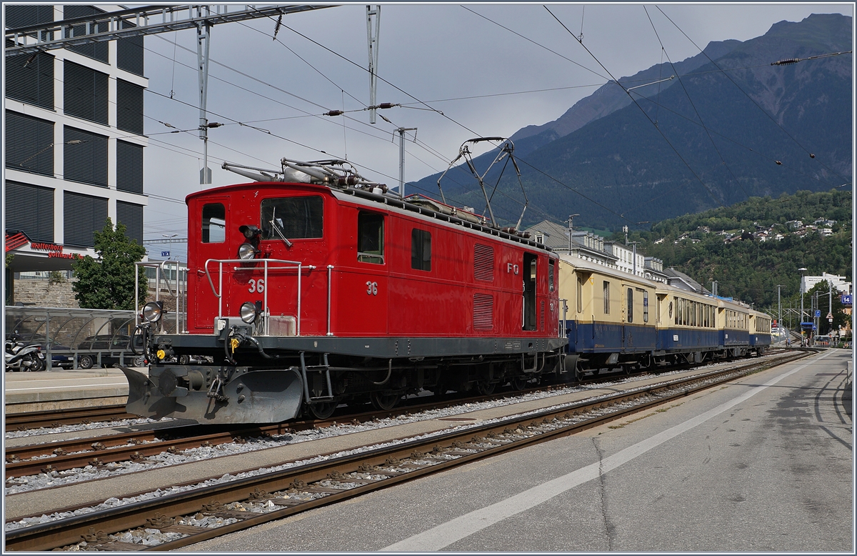 Die HGe 4/4 36 steht mit ihrem Glacier Pullman Express St.Moritz - Zermatt in Brig. Der schöne Zug ist wie folgt formiert: RhB D 4051, RhB As 1144, RhB WR-S 3820 uns RhB As 1143. 31. August 2019 
