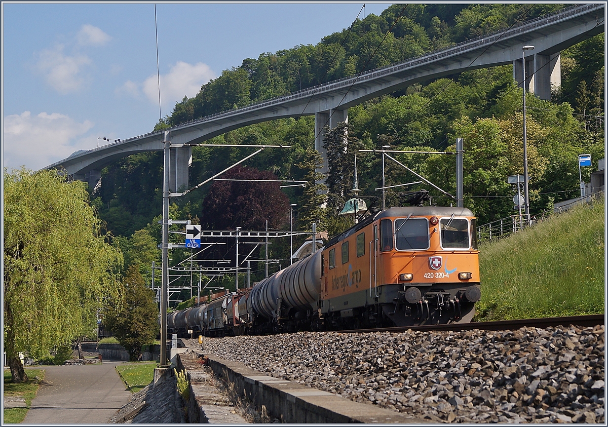 Die  InterregionCargo  Re 420 320-4 mit einem Güterzug in Richtung Wallis kurz vor Villeneuve.
7. Mai 2018
