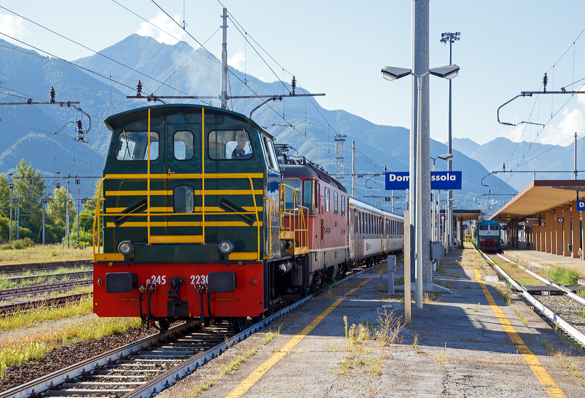 
Die italienische Dieselrangierlok D.245.2230 (98 83 2245 430-3 I-TI) der Trenitalia (100-prozentige Tochtergesellschaft der FS), zieht am 16.09.2017 in Domodossola die schweizerische SBB Re 420 158-8 (91 85 4 420 158-8 CH-SBB) mit ihrem Zug aus den Bahnhof in den Abstellbereich.