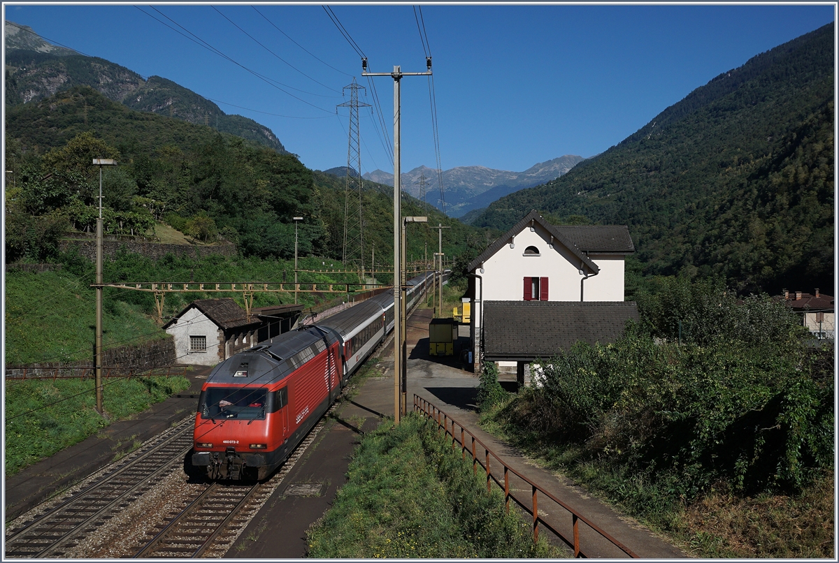 Die meisten  Gotthard  IR wurden von den formschönen Re 4/4 II befördert, doch hin und wieder, am Wochenende auch öfters, kammen Re 460 zum Einstaz, wie dieses Bild aus Giornico zeigt.
7. Sept. 2016