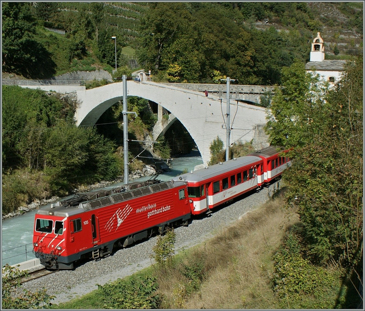 Die MGB HGe 4/4 105 zieht bei  Neubrck  einen Zug Richtung Zermatt. 
26. Sept. 2008