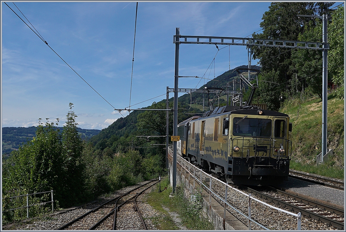 Die MOB GDe 4/4 6003 erreicht mit ihrem Panoramic Express 2123 von Zweisimmen nach Montreux den Bahnhof von Chamby, links im Bild die Strecke nach Blonay. 

25. Juli 2020