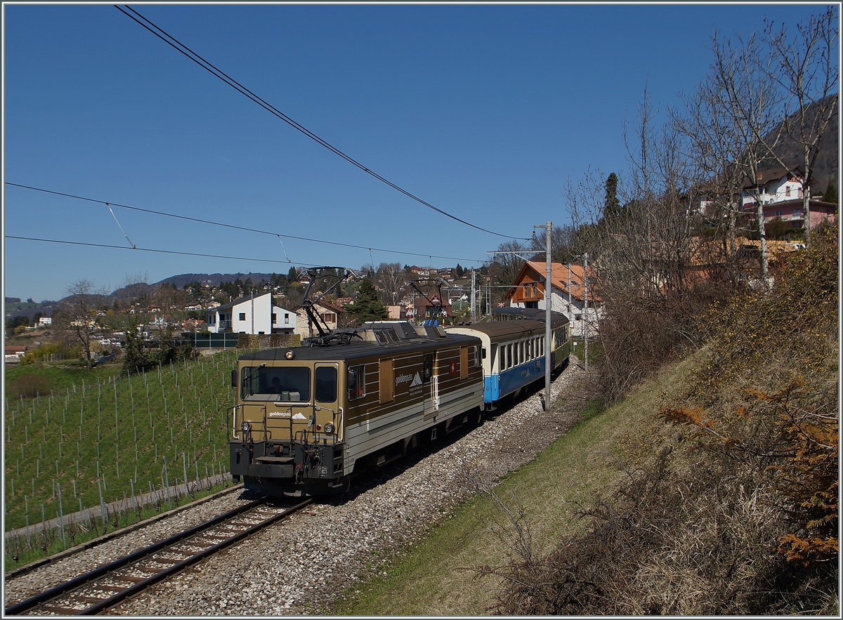 Die MOB GDe 4/4 6005 hat mit ihrem Regionalzug 2217 Zweisimmen - Montreux den Halt Planchamp passiert. 6. April 2015
