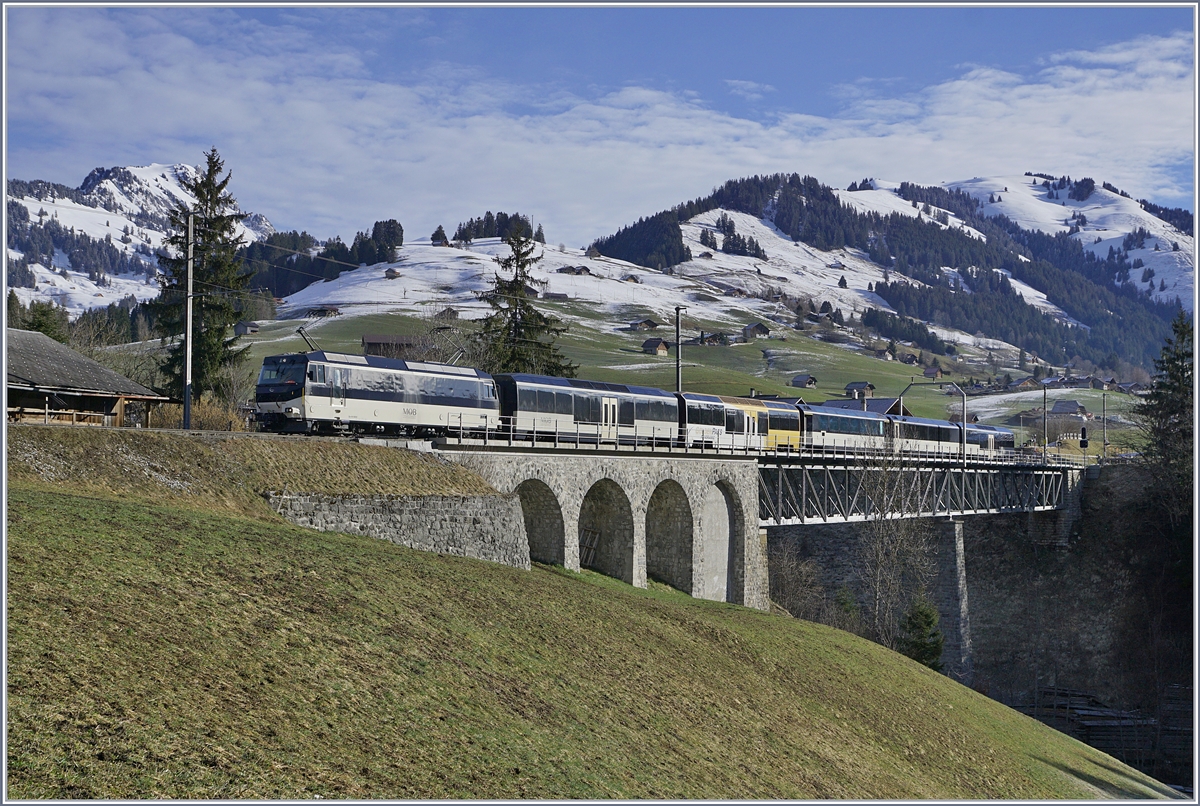 Die MOB Ge 4/4 8004 mit einem MOB Panoramic Zug Kurz nach Flendruz auf der Fahrt Richtung Château d'Oex.
2. April 2018