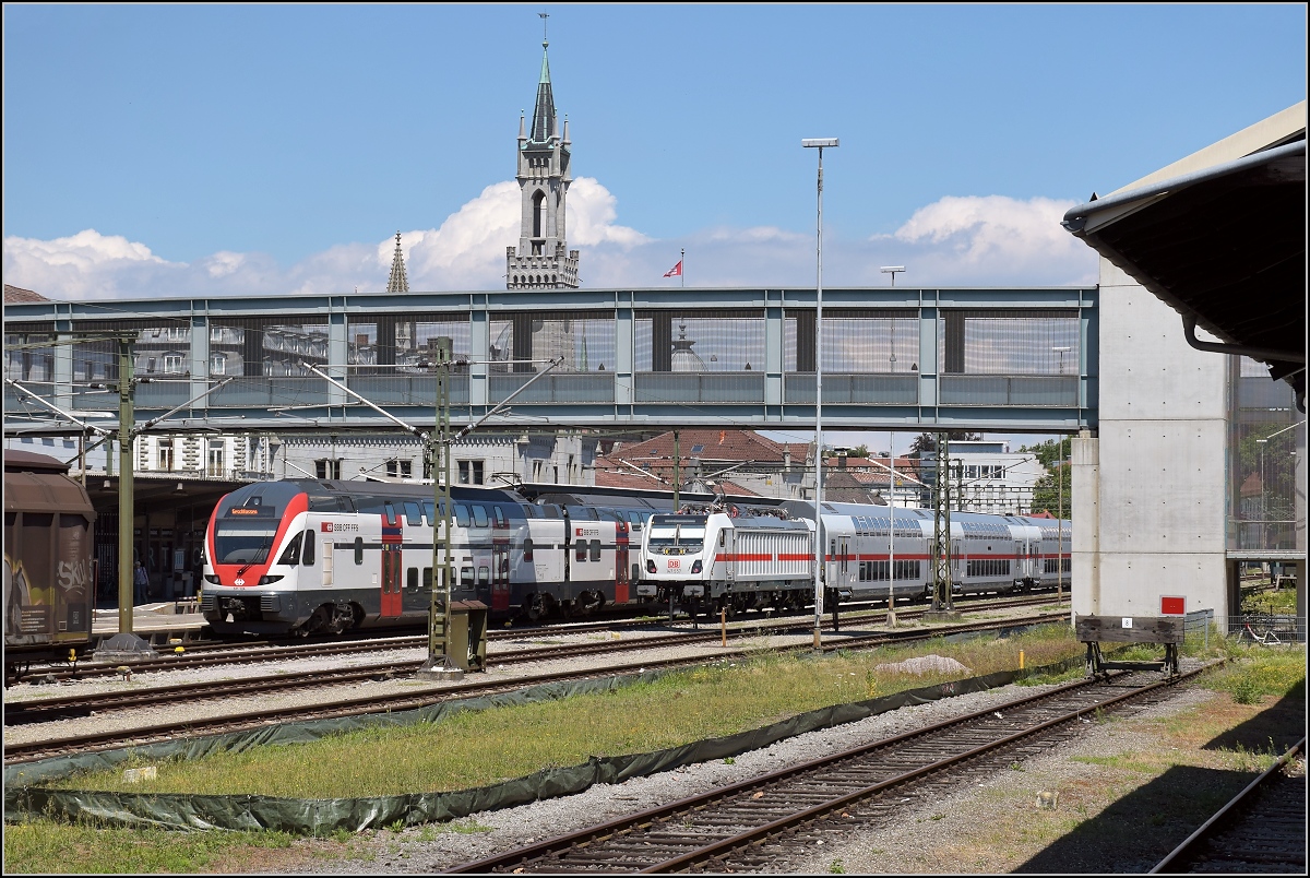 Die neue, leider neigetechniklose Gäubahn wagt sich erstmals auf die Strecke. Hier im Vergleich mit einem Kiss der SBB. Konstanz, Juli 2018.
