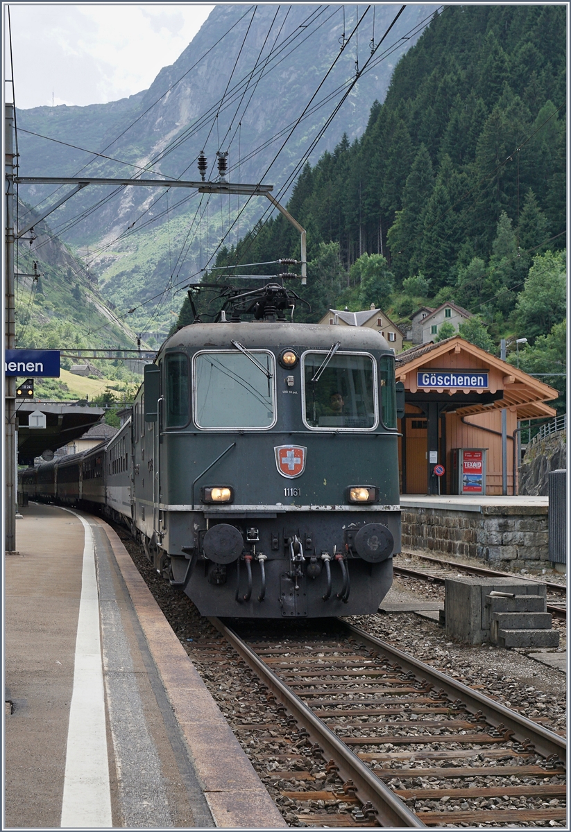 Die noch grne SBB Re 4/4 II 11161 mit em IR 2328 von Locarno nach Basel beim Halt in Gschenen.
21. Juli 2016