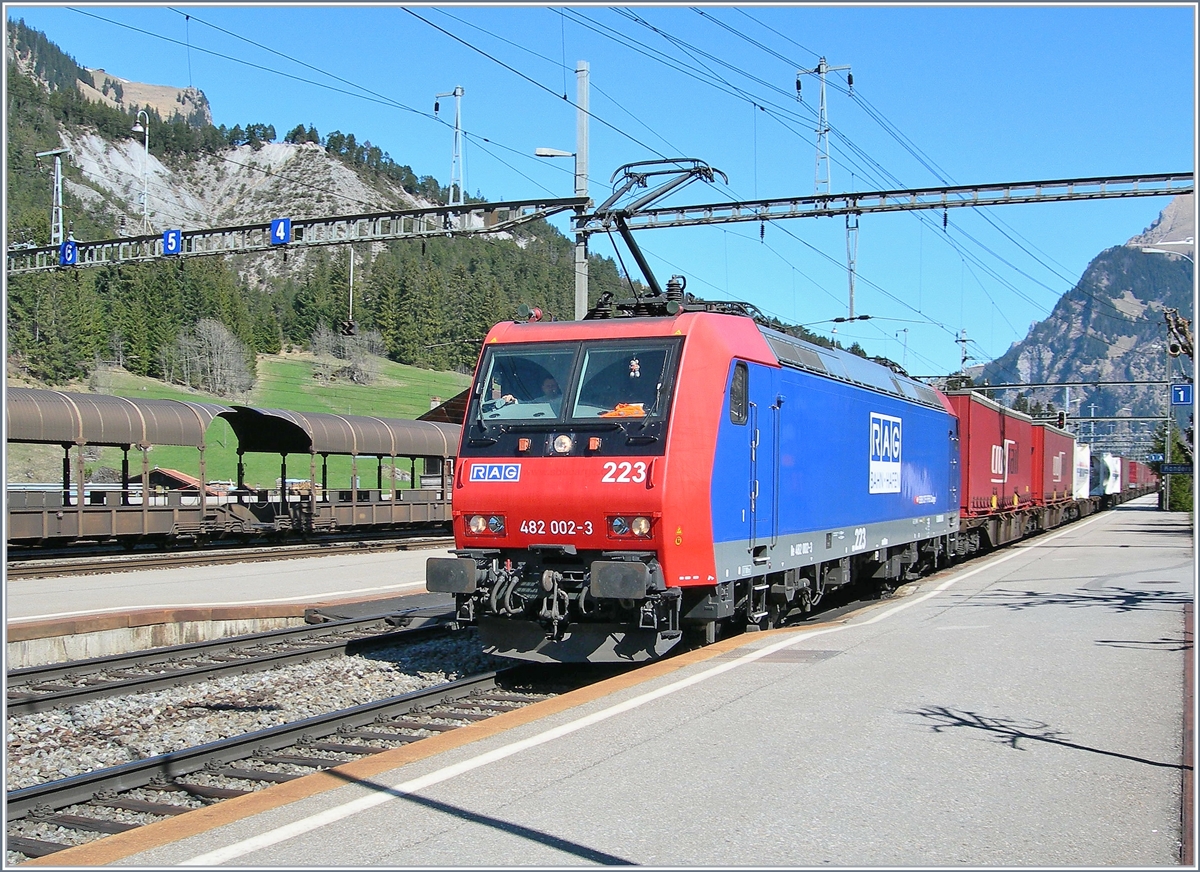 Die RAG Re 482 002-3 erreicht mit einem Güterzug Kandersteg.
11. April 2007