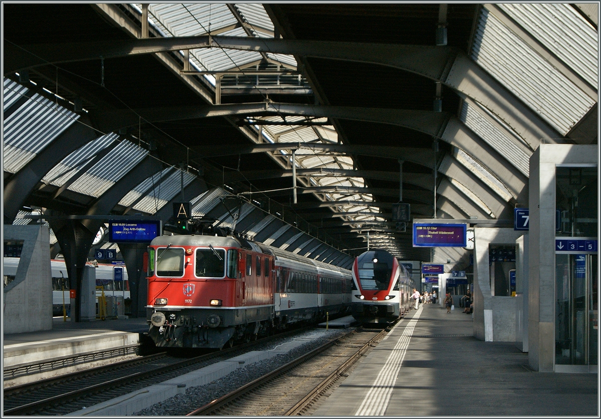 Die Re 4/4 II 11172 fährt mit ihrem IR 2429 nach Locarno in Zürich ab. 
6. Juni 2015
 