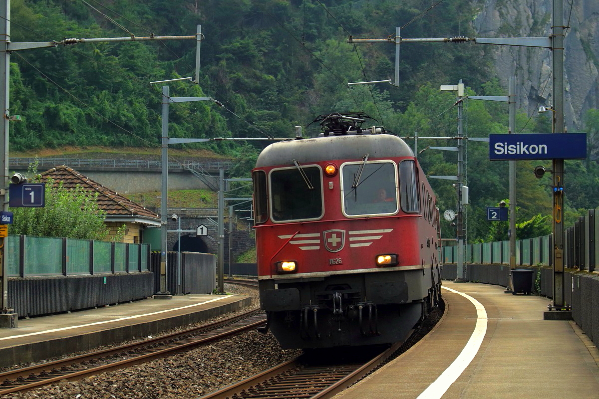 Die Re 6/6 11626 durchfährt mit nur einem (nicht sichtbaren) Güterwagen am 15.09.2016 den Bahnhof Sisikon