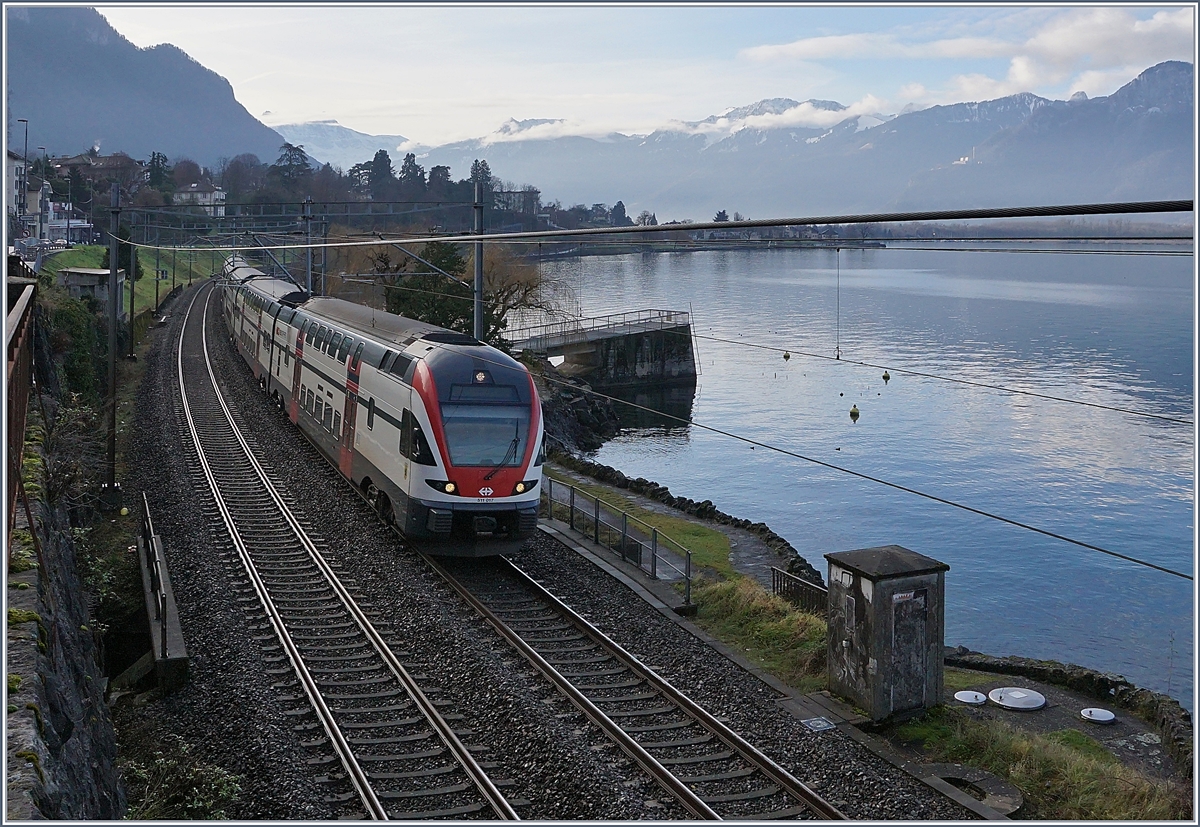 Die RE Vevey - Genève verkehren seit dem Fahrplanwechsel nicht nur bis und ab Annemasse* (statt Genève) sondern in der Gegenrichtung stündlich auch ab und bis St-Maurice, auch wenn Jahres- und Tageszeitlich östlich von Montreux nicht systematisch die gleichen Haltestellen bedient werden. Im Bild der SBB RABe 511 017 als RE 18430 von St-Maurice nach Genève auf dem noch schattigen Streckenabschnitt kurz vor dem Château de Chillon. 

*SNCF Streickbedingt z.Z nur bis und ab Genève

4. Januar 2020
