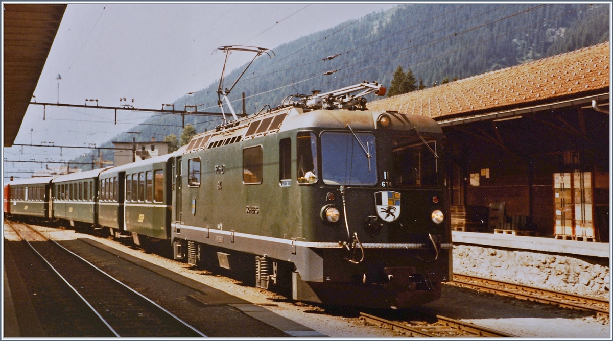 Die RhB Ge 4/4 II 614 macht sich mit dem Schnellzug 40 nach Landquart an Gleis 1 in Davos Platz bereit. 
20. August 1984