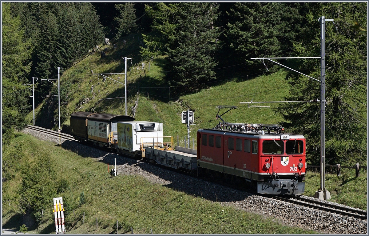 Die RhB Ge 6/6 II 702 erreicht mit ihrem Güterzug in Kürze Preda.
14. Sept. 2016