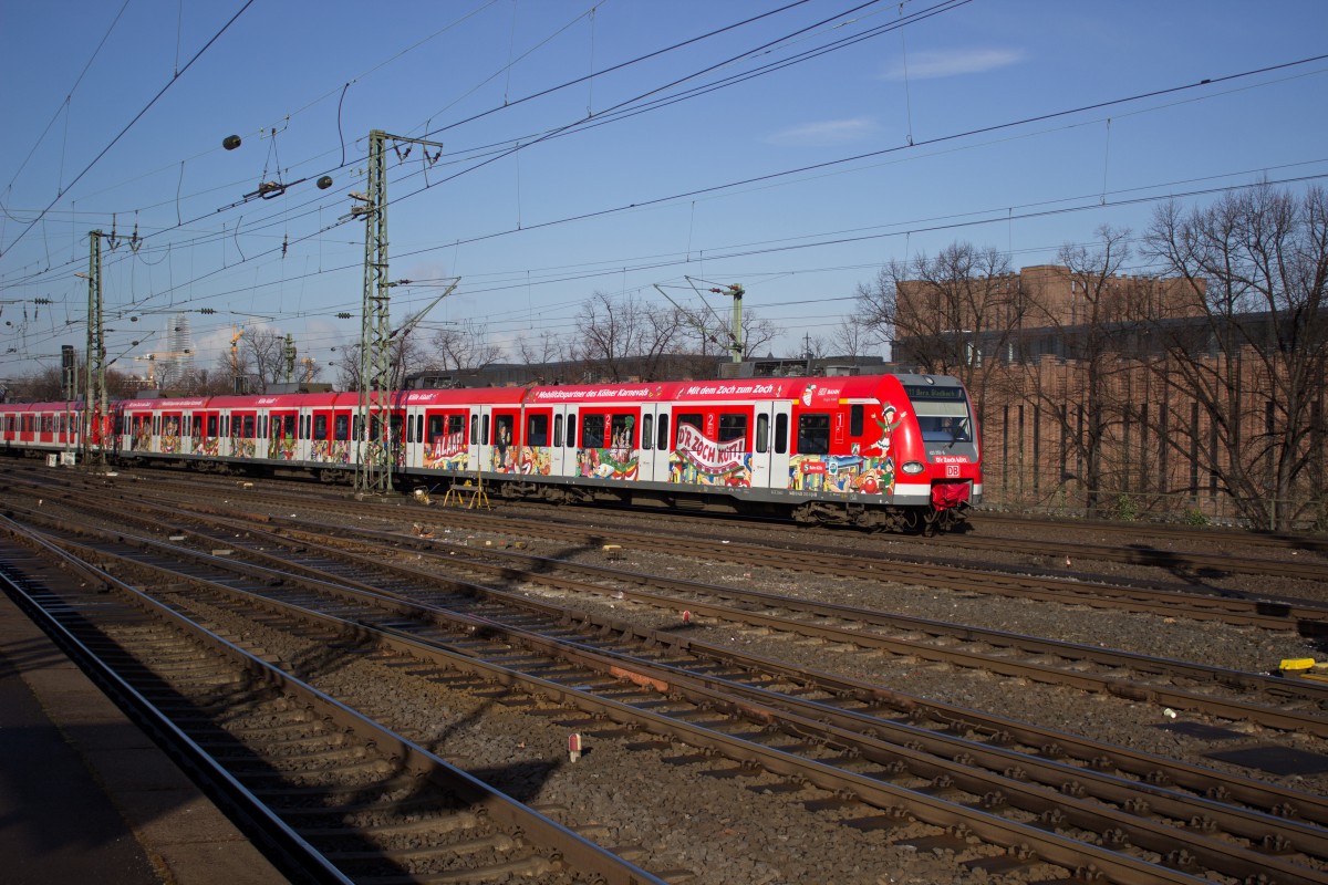 Die S-Bahn Köln beklebte dieses Jahr 423 252 mit Werbefolien, die auf den Karneval hinweisen. Die Aufschrift  D'r Zoch kütt  beschreibt allerdings auch die Einfahrt dieser Doppeltraktion, der außerdem noch 423 249 angehört, in Köln Deutz.