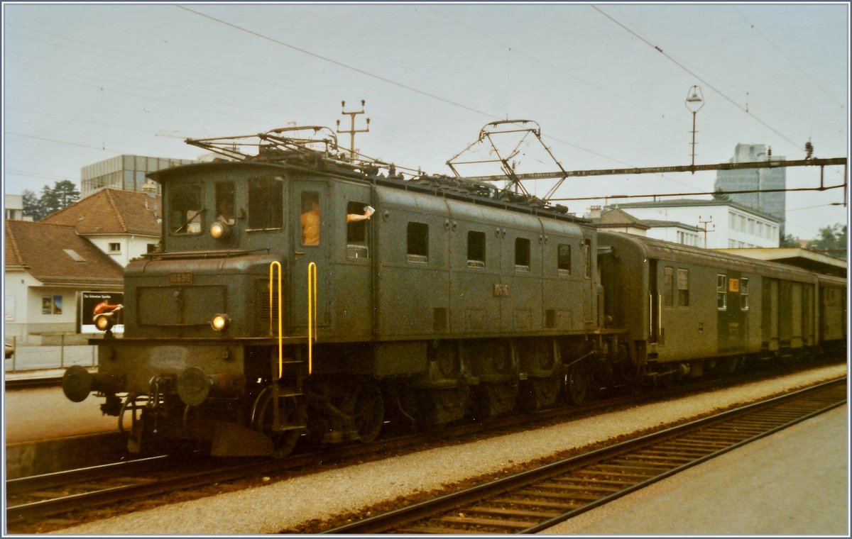 Die SBB Ae 3/6 I 10596 mit einem Postzug in Aarau.

24. Juli 1984