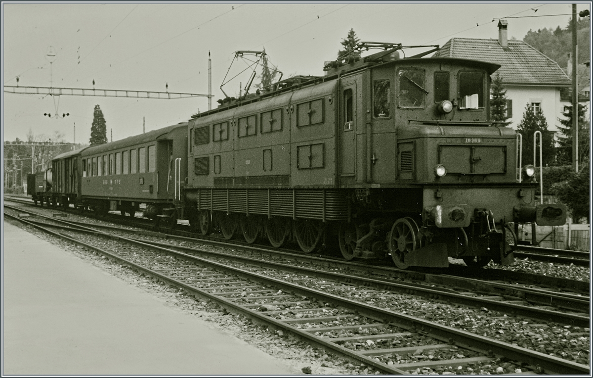 Die SBB Ae 4/7 10966 ist mit einem  Stücker  (Nahgüterzug) in Büren an der Aare unterwegs. 

Analogbild vom April 1985