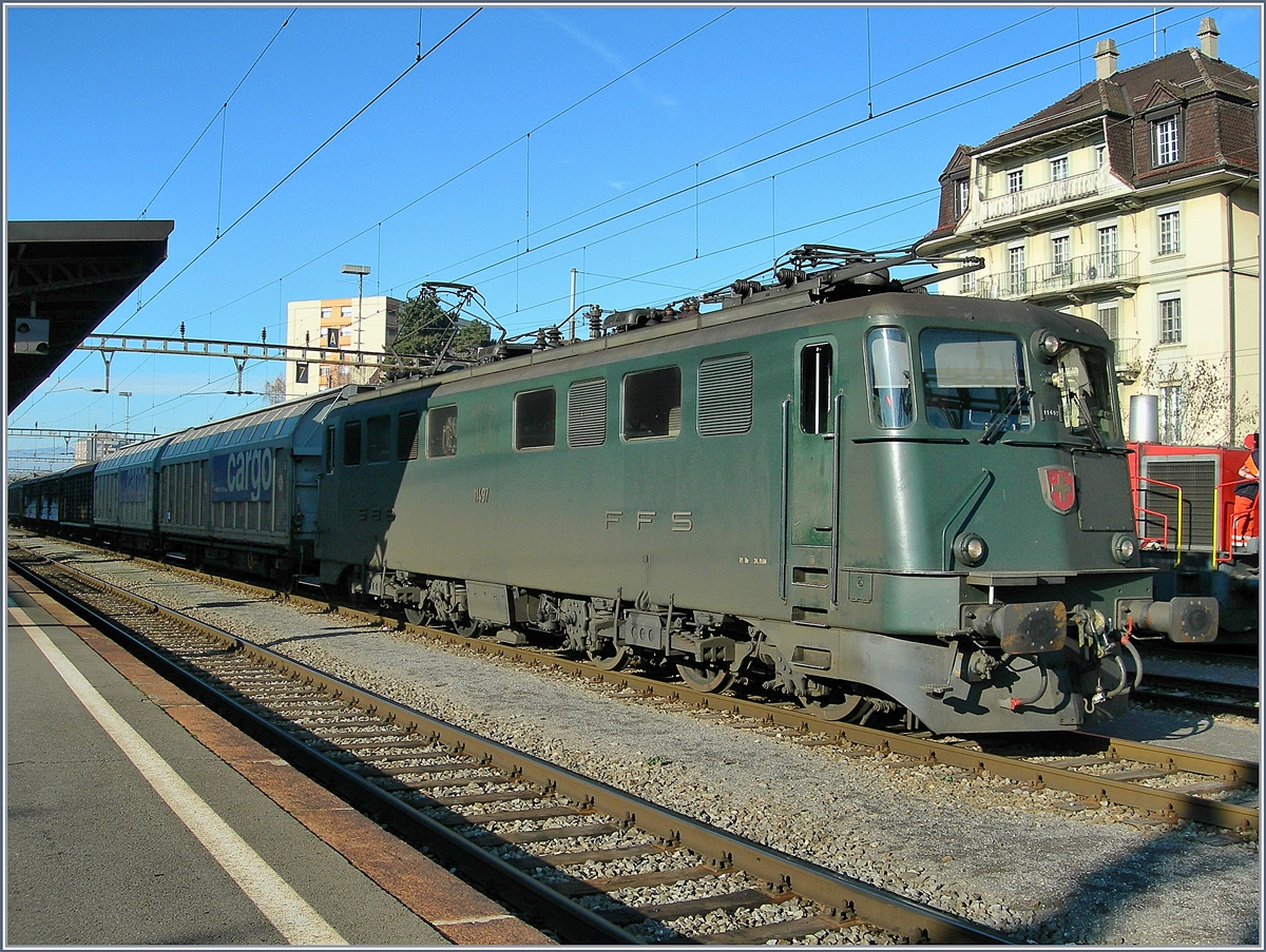 Die SBB Ae 6/6 11497 in Renens VD. Der Glanz der stolzen Lok verblasst zusehens.
14. Dez. 2006