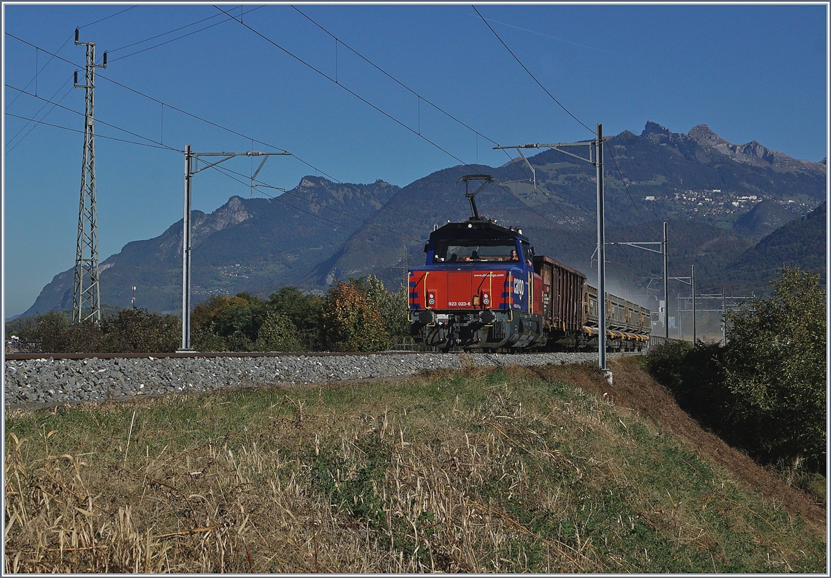 Die SBB Eem 923 023-8 mit einem Güterzug Richtung St-Maurice kurz nach Bex.
11. Okt. 2017