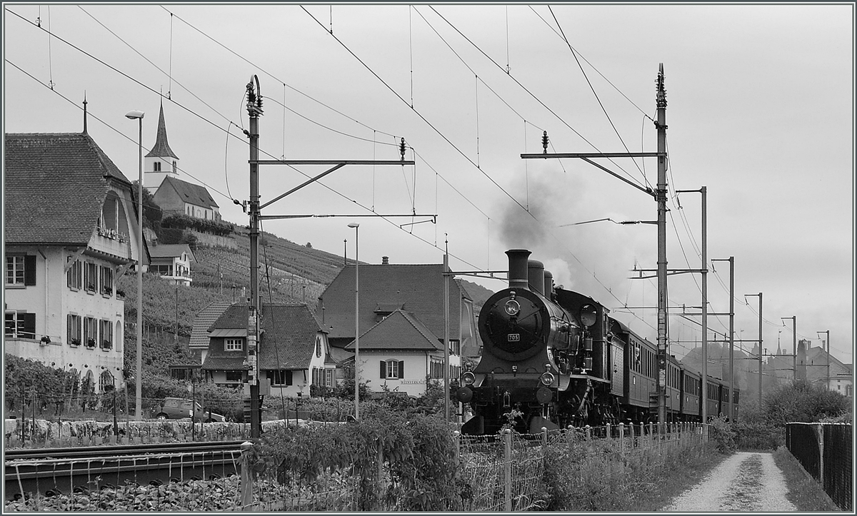 Die SBB (Historic) A 3/5 705 mit einem Extrazug bei Ligerz. 25. Juni 2011
