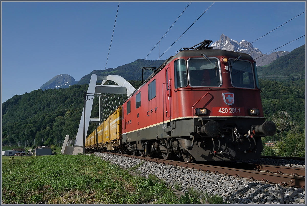 Die SBB Re 420 251-1 mit ihrem Postzug auf der Fahrt Richtung Lausanne konnte gerade noch ohne Gegenlicht bei der Rhone Brücke zwischen St-Maurice und Bex abgelichtet werde. 

25. Juni 2019