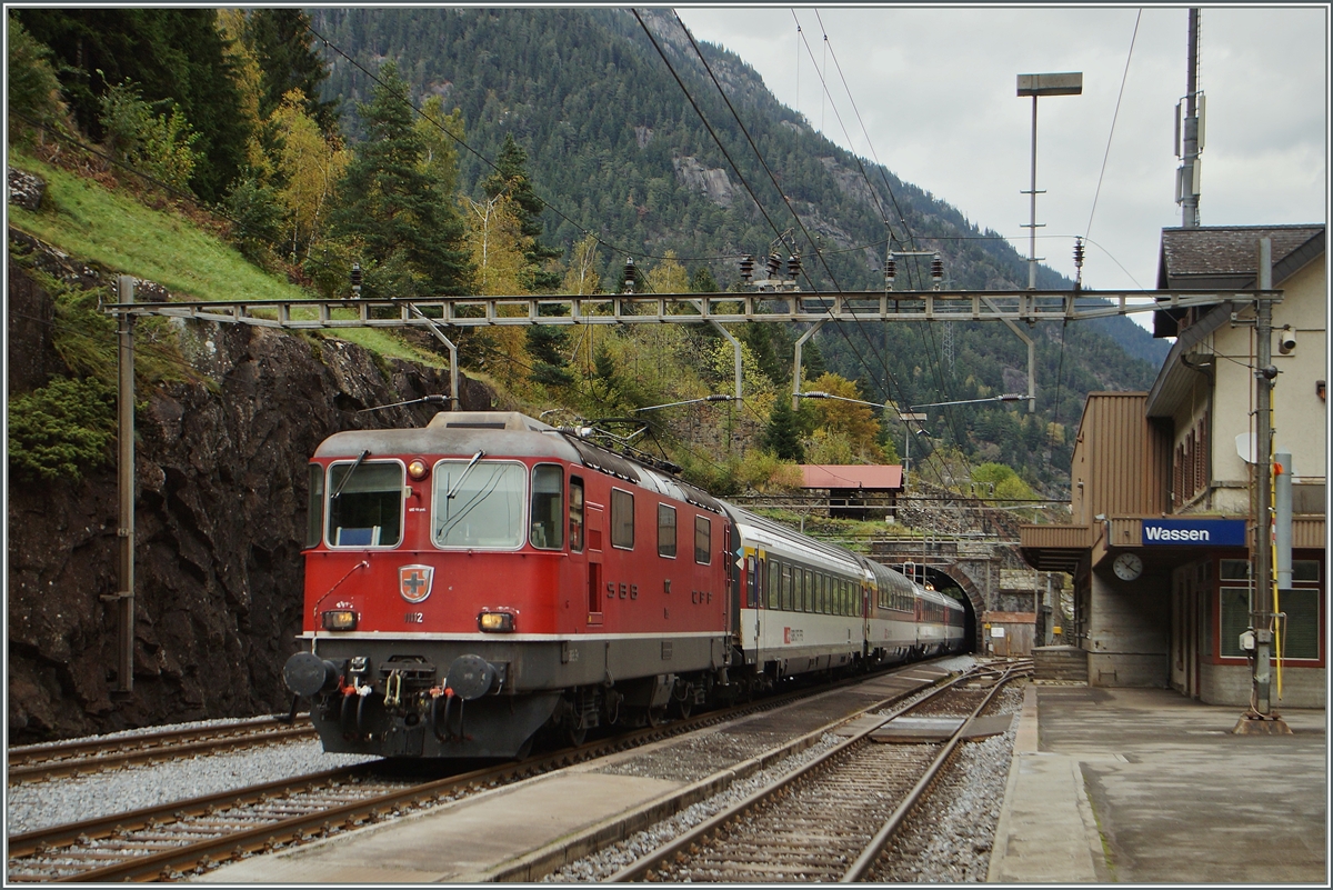 Die SBB Re 4/4 11112 fährt mit einem IR Richtung Norden durch den schon lange nicht mehr im Reiseverkehr genutzten Bahnhof von Wassen.
10. Okt. 2014