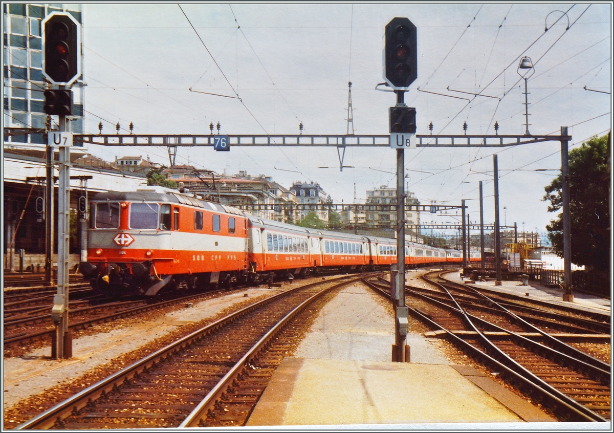 Die SBB Re 4/4 II 11106 mit erreicht mit einme  Swiss-Expres  von St. Gallen nach Genve uterweges Lausanne. Bis zur einfhrung des Taktfahrplan 1982 verkehrten diese Zge unter dem Namen  Stdteexpress . 
9. Okt. 1984