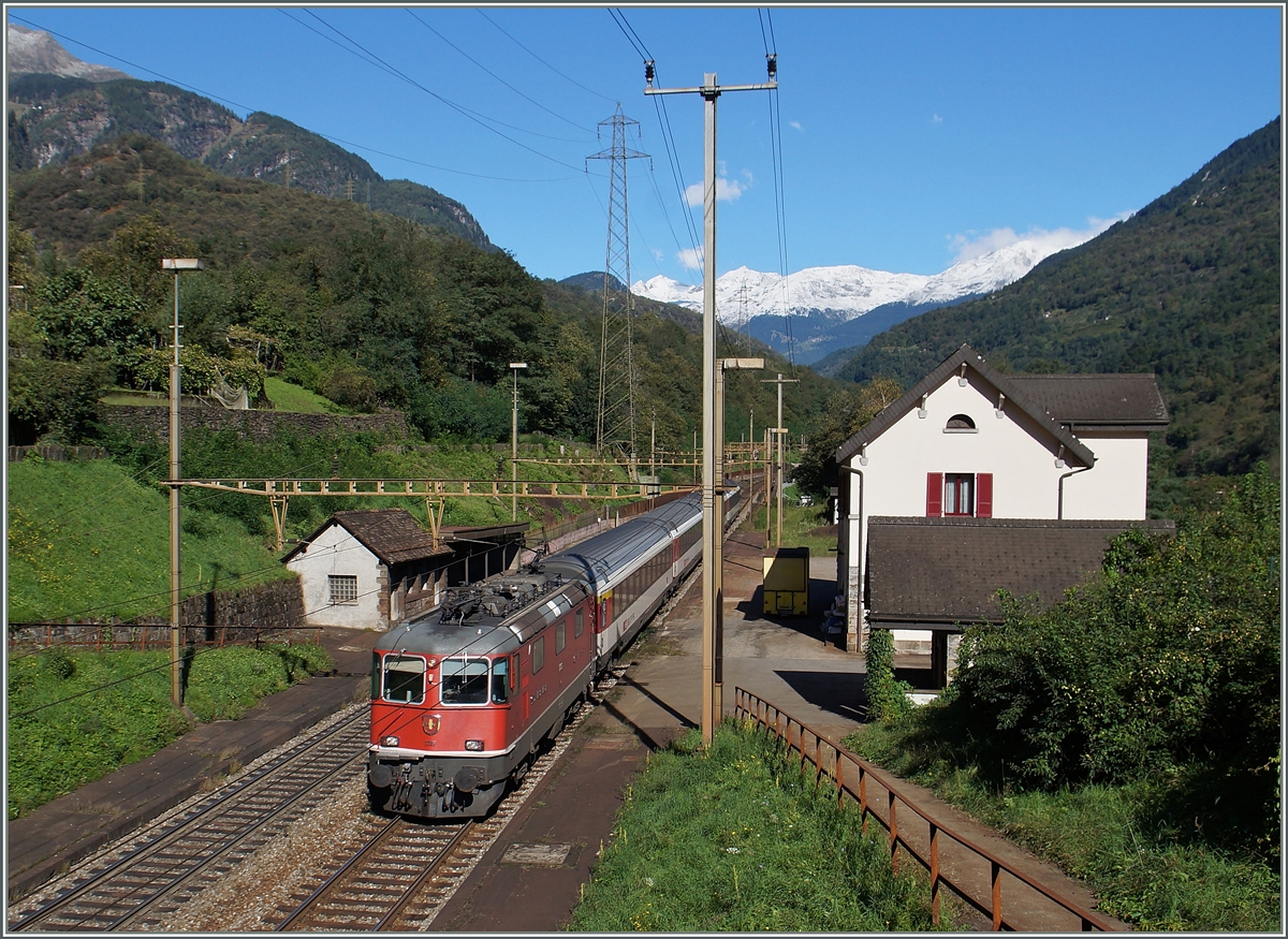 Die SBB Re 4/4 II 11196 mit dem EC 153 Luzern - Milano bei der Durchfahrt im schon seit langem nicht mehr genutzten Bahnhof Giornico . 
24. Sept. 2015