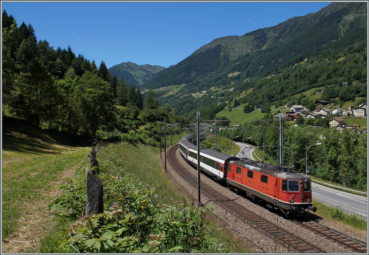 Die SBB Re 4/4 II 11333 fährt mit ihrem IR 2421 von Zürich nach Locarno kurz vor Rodi Fiesso südwärts. 
24. Juni 2015