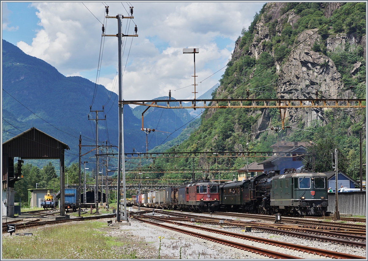 Die SBB Re 4/4 II 11161 wird in Bodio dem Dampfzug vorgespannt und durchfahrende Züge bieten interessante Motive. 
28. Juli 2016