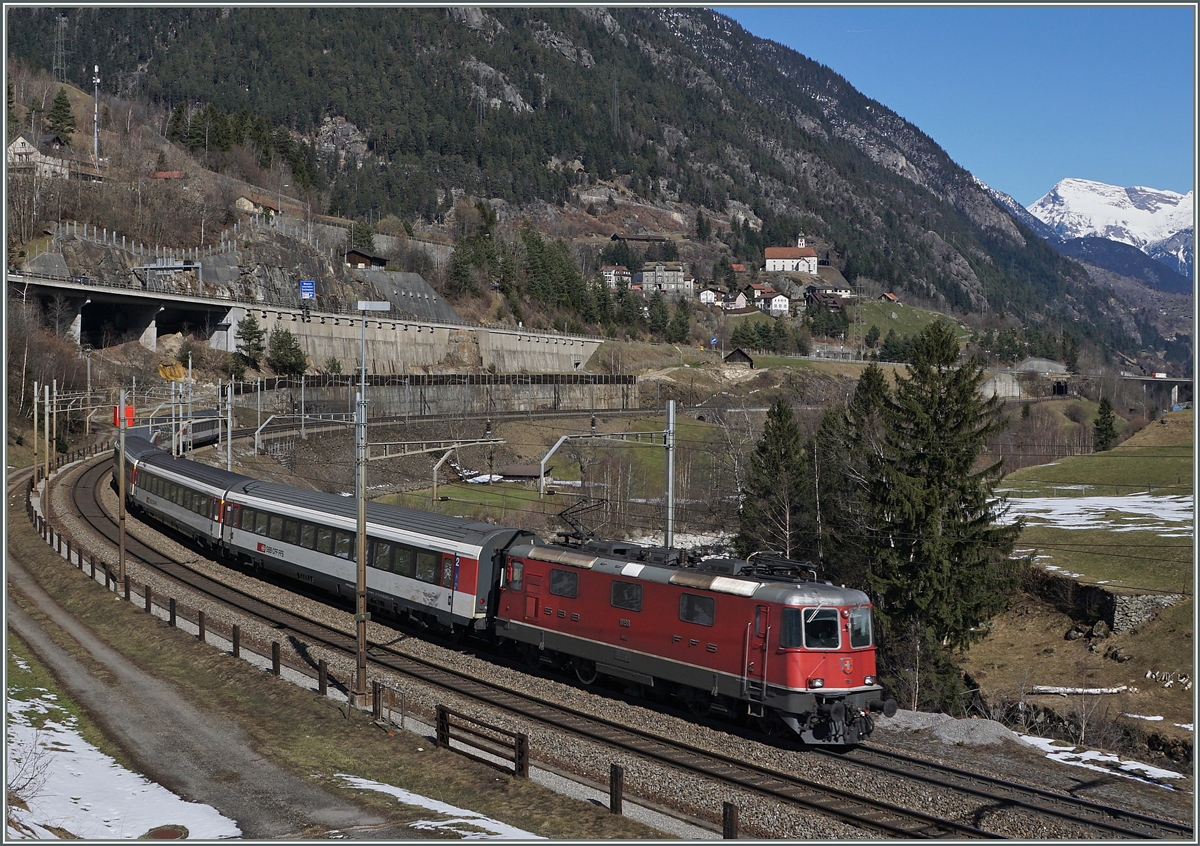 Die SBB Re 4/4 II 11198 mit einem  Gotthard IR  auf der Fahrt Richtung Locarno bei Wassen. 
17. März 2017