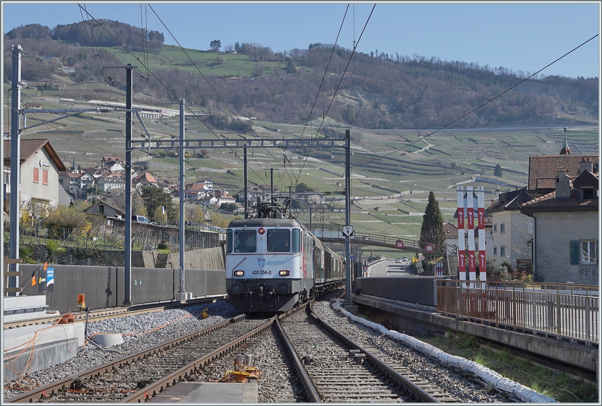 Die SBB Re 4/4 II 11256 (Re 420 256-0) erreicht mit einem Güterzug den Bahnhof von Cully.

1. April 2021