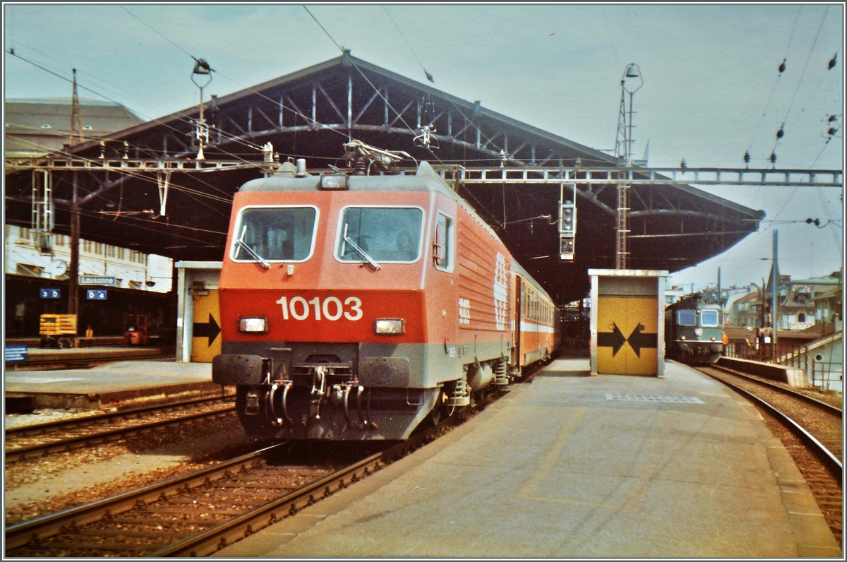Die SBB Re 4/4 IV 10103 mit dem internationlen Schnellzug 322 von Milano nach Genève in Lausanne am 24. Mai 1985.