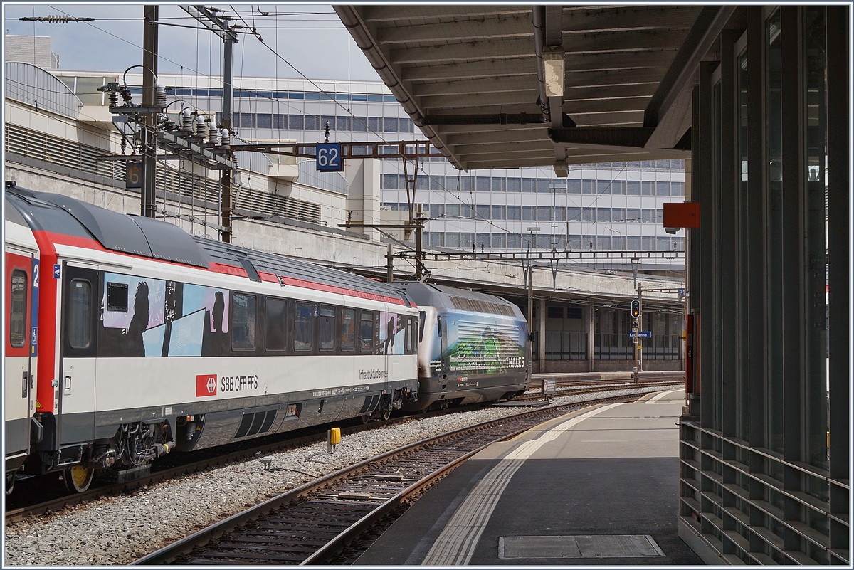 Die SBB Re 460 005-2  Thales  wartet in Lausanne mit dem neuen Infrastukurdiagnose -Wagen (UIC X 99 85 93-61 247-1 CH SBBI) und einem Bt auf die Abfahrt.
28. Mai 2018