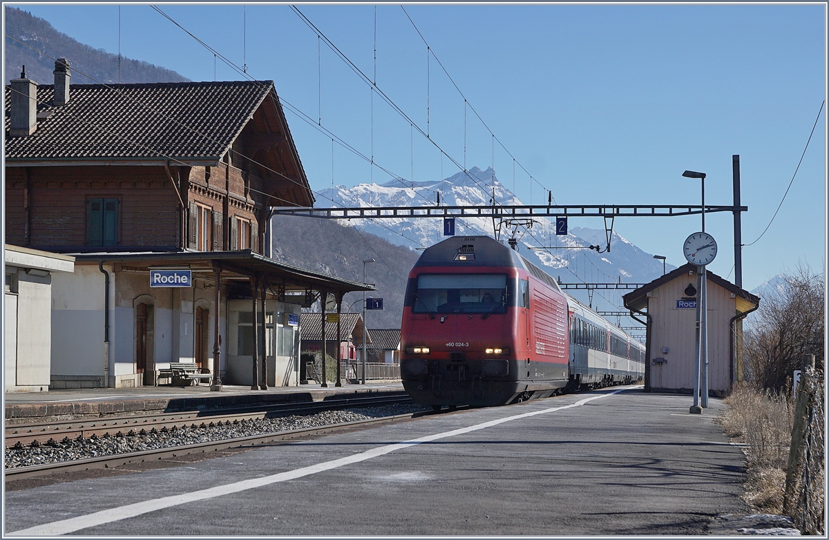 Die SBB Re 460 024-3 auf dem Weg nach Lausanne bei der Durchfahrt in Roche VD. 

17. Feb. 2019