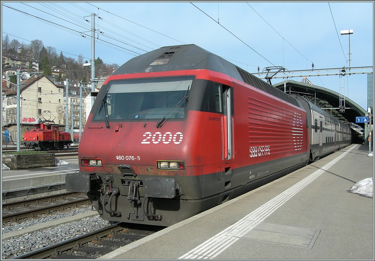 Die SBB Re 460 076-3  Leventina  wartet mit einem IC nach Genève Aéroport in St. Gallen auf die Abfahrt.
Im Hintergrund ist eine Ee 3/3 zu erkennen.
5. Feb. 2007