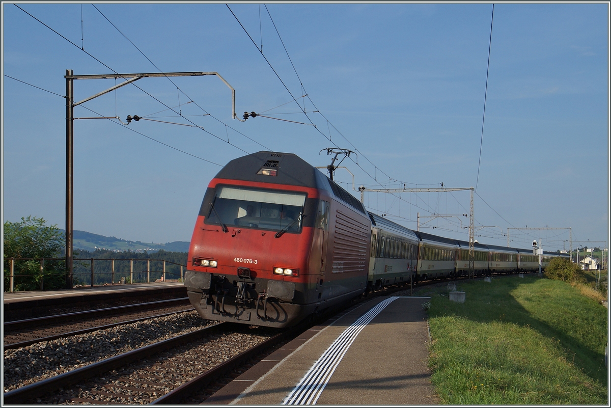 Die SBB Re 460 076-3 erreicht mit ihrem IR Genève Luzern Neyruz. 
6. Aug. 2015