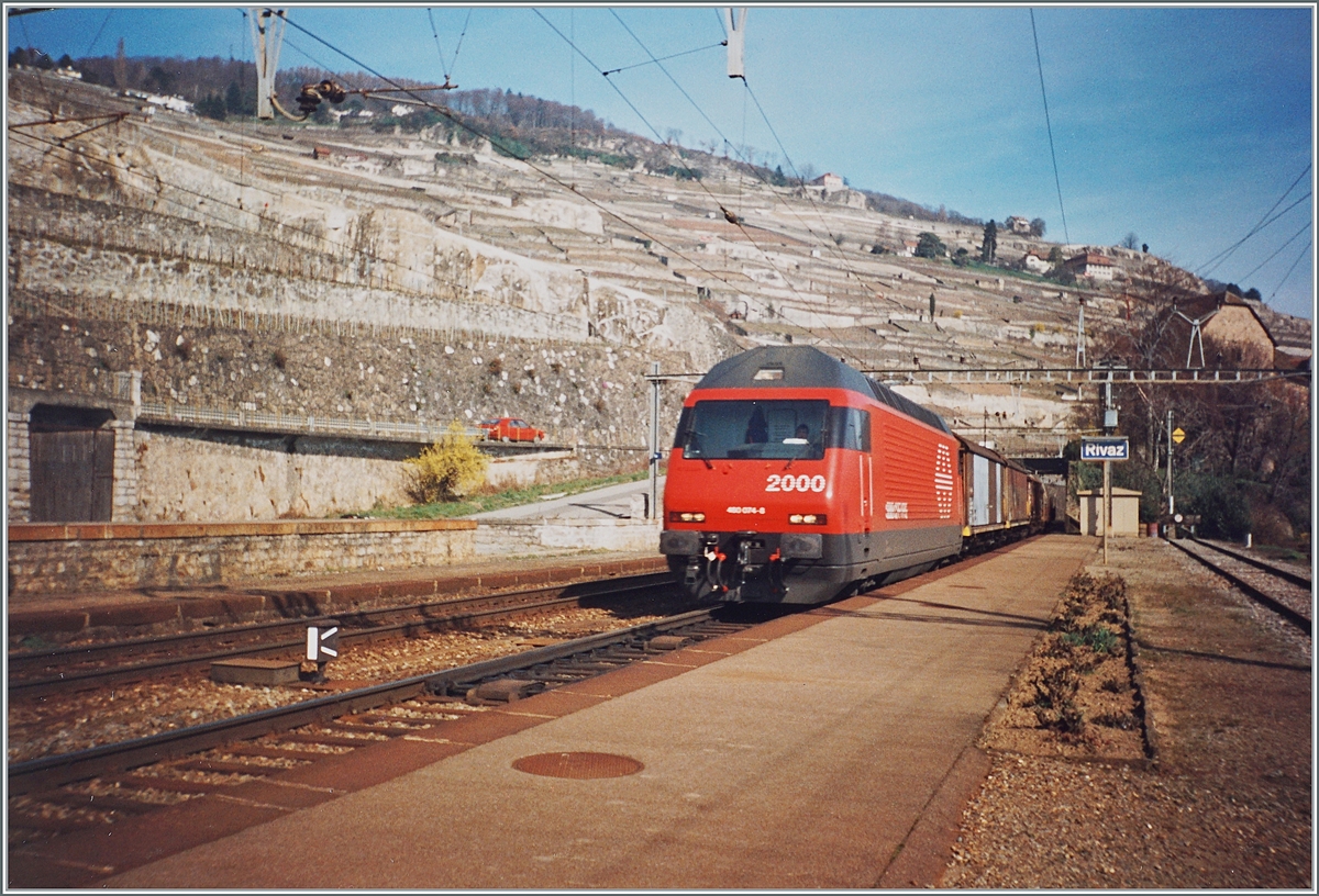 Die SBB Re 460 war als Mehrzwecklok geplant und gebaut und zog am Anfang auch Güterzüge, wie dieses Analog Bild der Re 460 074-8 mit einem Güterzug auf der Fahrt in Richtung Lausanne bei der Durchfahrt in Rivaz zeigt. 

Analogbild vom März 1994