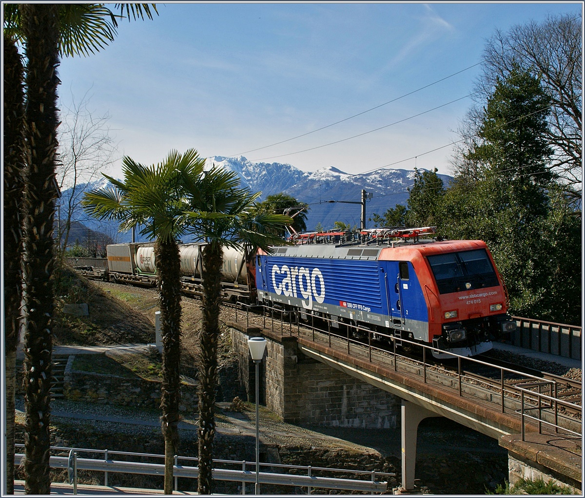 Die SBB Re 474 015 mit einem Güterzug Riczhtung Bellinzona bei Magadino.
21. März 2013 