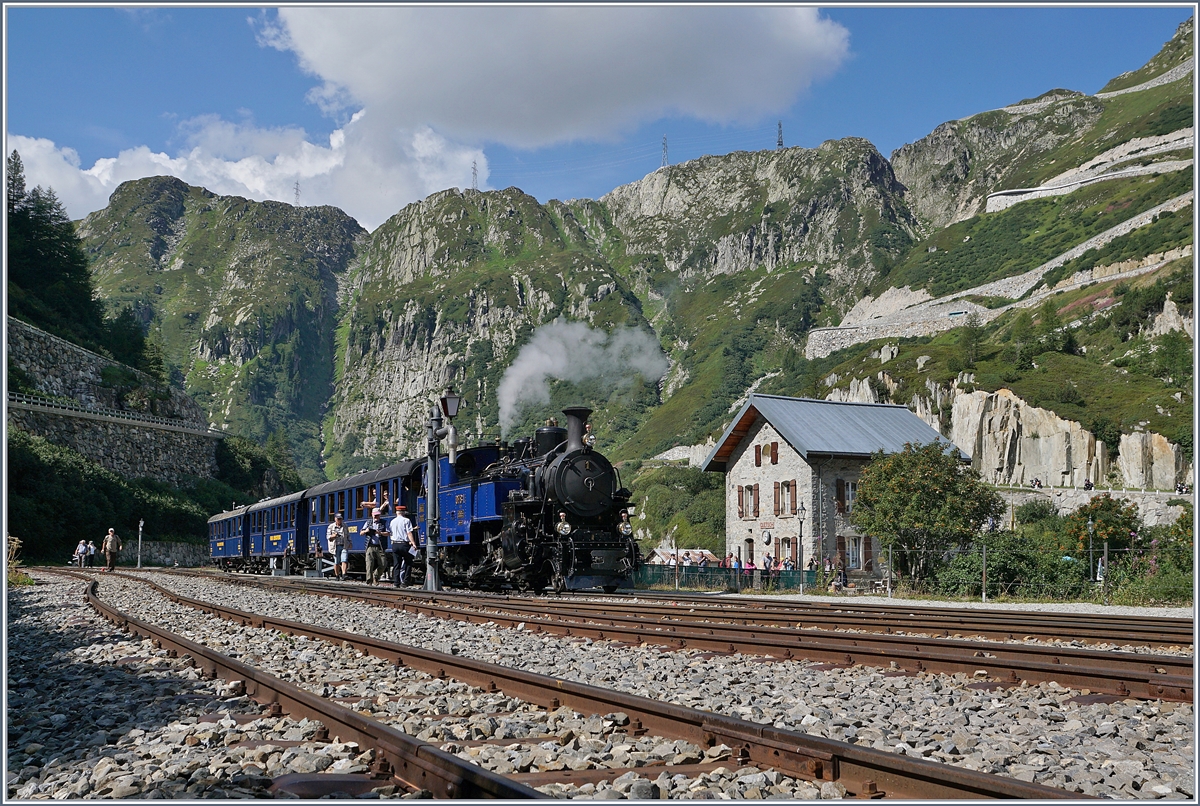 Die sehr gefällige, blaue DFB HG 3/4 N° 1 hat mit ihrem Dampfzug von Oberwald kommend, den Bahnhof von Gletsch erreicht.

31. August 2019
