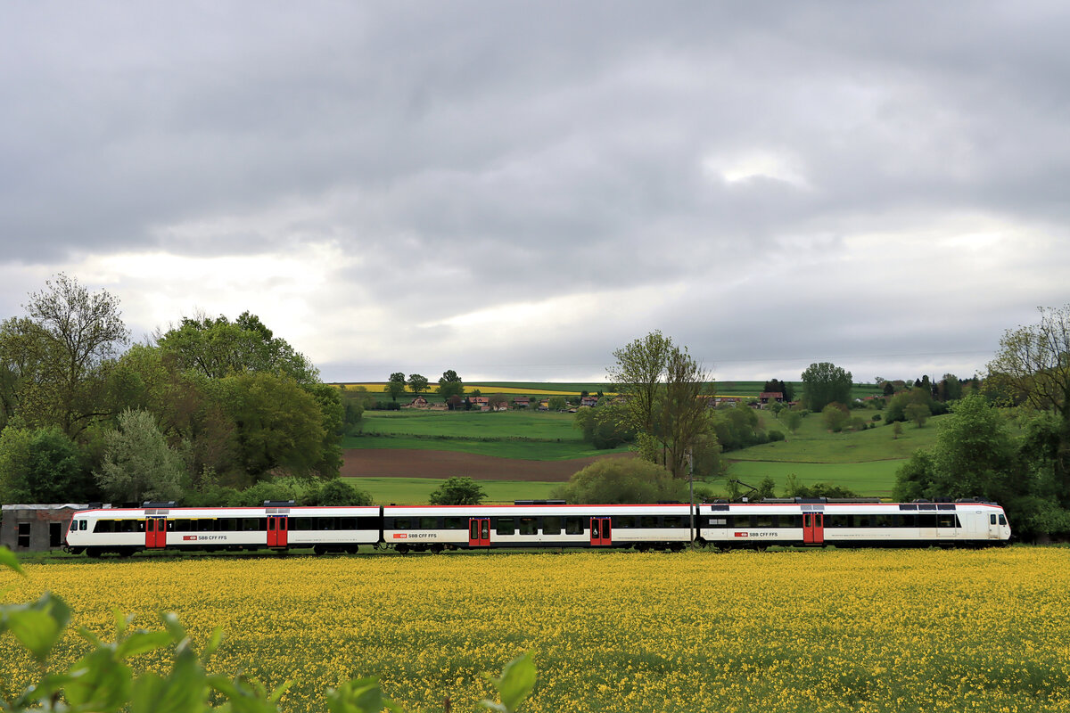 Die Station Henniez im Broyetal: Domino-Zug mit NPZ 560 269 hinten. 20.Mai 2021 