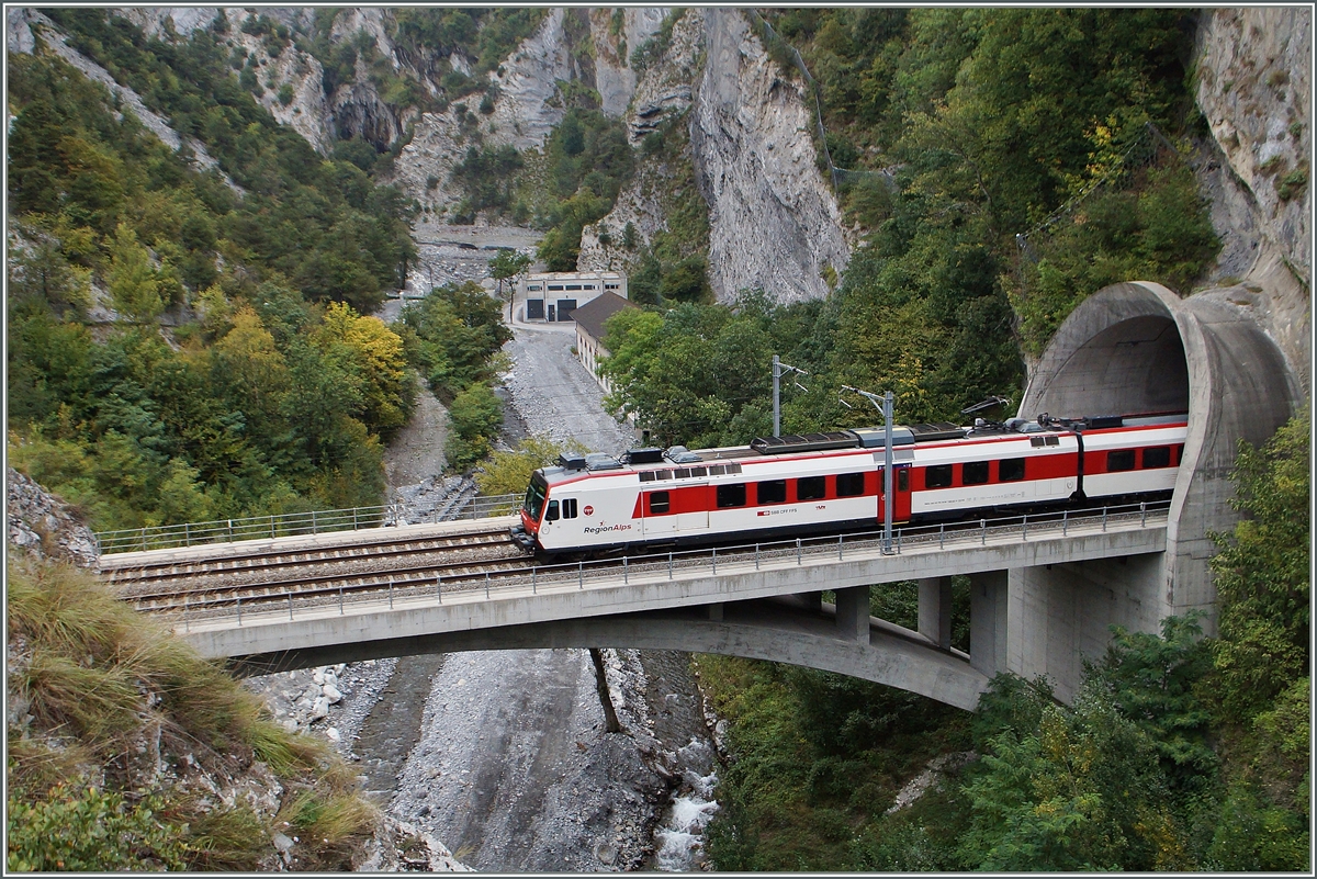 Die vor einigen Jahre neu trassiere und Doppelspur ausgebaute Strecke Leuk - Salgesch für mit Ausnahme eines kaum zwei Wagen langer Brücke über die Dala-Schlucht ausschließlich durch Tunnels. 30. Sept. 2014