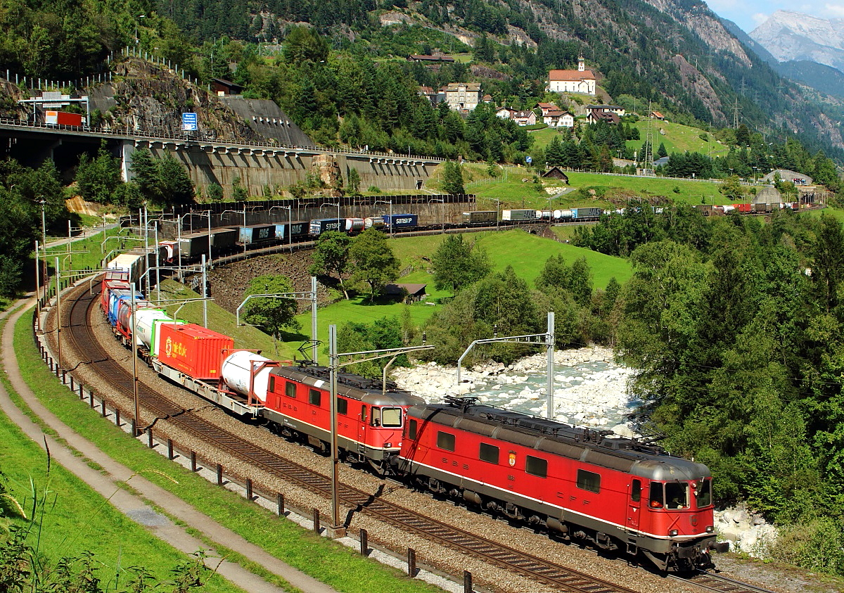 Die Wattinger Kurve bietet eine wenigen Gelegenheiten, auch einen längeren Güterzug auf der Gotthard-Nordrampe komplett aufzunehmen. Am 12.09.2016 werden die Re 6/6 und die Re 4/4 II von einer Re 4/4 II als Schublok unterstützt - auch wenn diese nur mit der Lupe erkennbar ist...