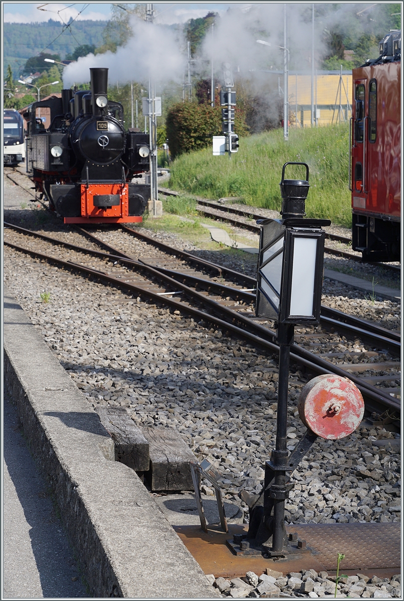 Die Weiche in Blonay steht für die herandampfende Blonay-Chamby Bahn G 2x 2/2 105 richtig. 

7. Mai 2022