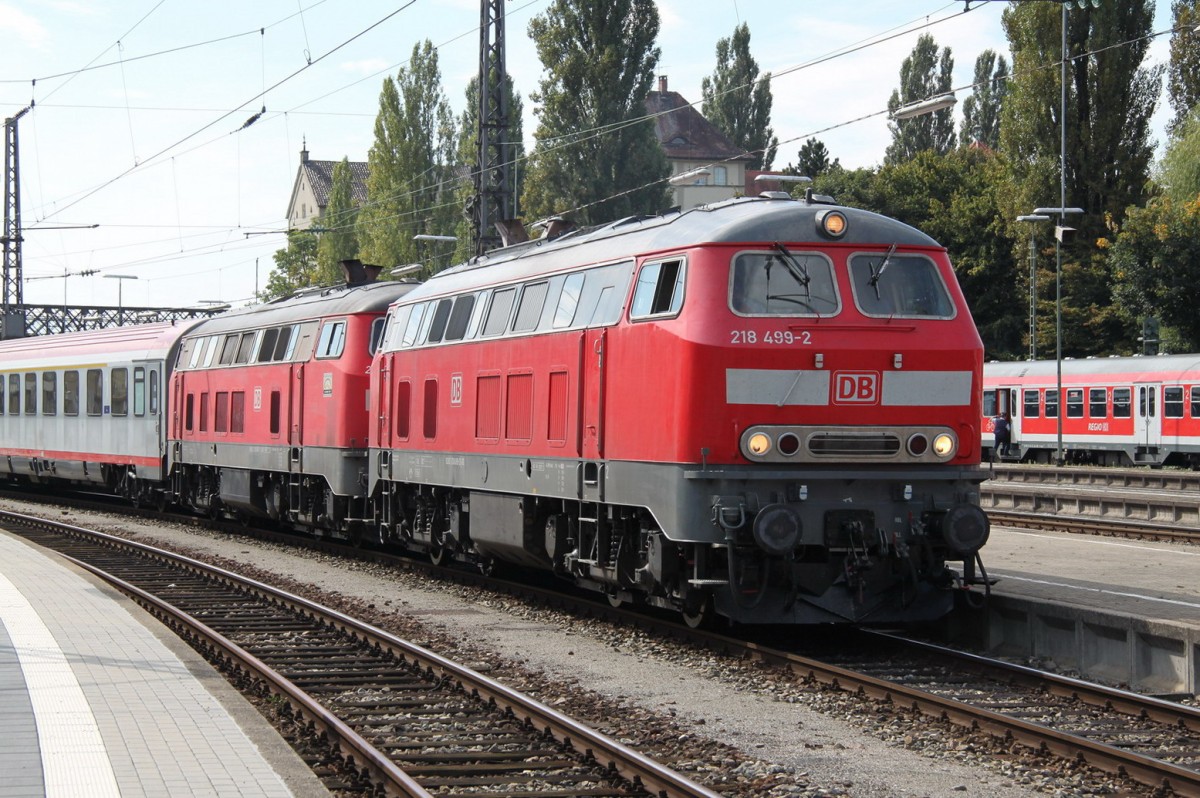 Diesel Doppeltraktion 218 499-2 und 218 487-7 mit einem EC nach Mnchen,am 17.09.12 in Lindau Hbf.