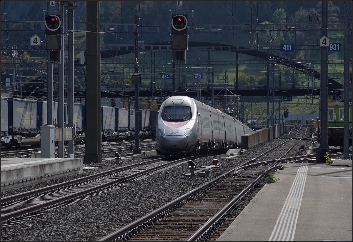 Dieses Gleis in Frutigen gehört zum Lötschberg-Basistunnel. ETR 610 002 taucht gerade in den Basistunnel ab. Oktober 2019.