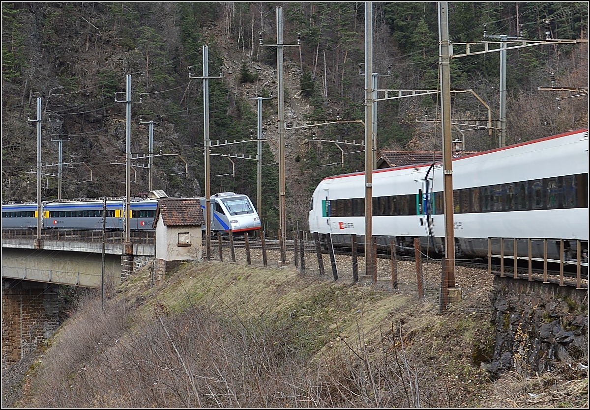 Direkt am Streckenhuschen neben der Kerstelenbachbrcke begegnen sich ein Cisalpino und ein ICN. Mrz 2015.