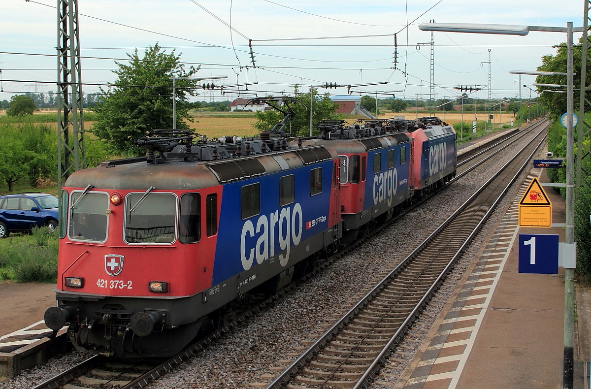 Durch den Bahnhof Auggen befördert 421 373-2 am 31.07.2015 eine weitere 421 und eine 482 der SBB Cargo nach Basel